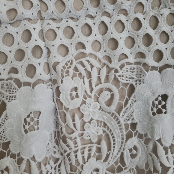 Beautiful lace dress - Picture 3 of 5